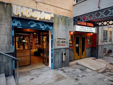 Su zona exterior ha sido transformada en un callejón del crimen inspirado en Gotham, gracias al trabajo de los artistas madrileños Customizarte y Unlogic Crew.