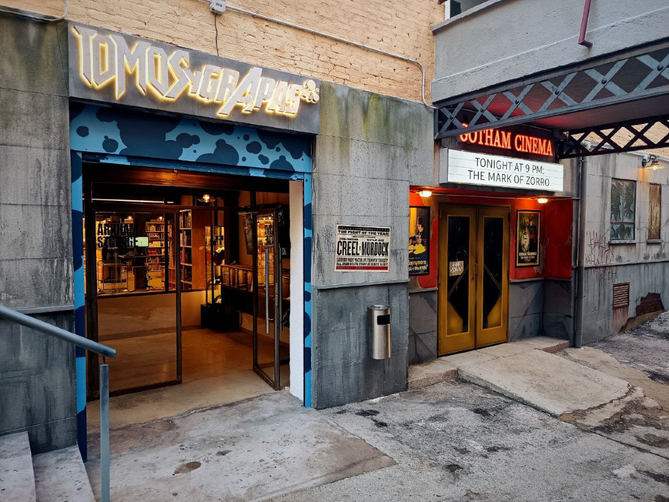 Su zona exterior ha sido transformada en un callejón del crimen inspirado en Gotham, gracias al trabajo de los artistas madrileños Customizarte y Unlogic Crew.