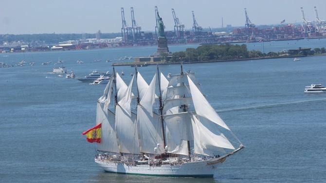 El buque escuela de la Armada española Juan Sebastián de Elcano ha navegado por el río Hudson, entre el puente Verrazzano y el puente George Washington, en el marco del evento bautizado como 'Sail4th 250', que ha reunido cerca de ochenta buques procedentes de medio centenar de países.