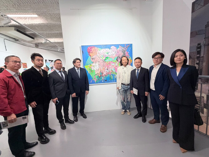 La muestra propone un recorrido entre la emoción, la memoria cultural, la abstracción y la reflexión sobre la sociedad actual a través de la mirada de los artistas Zhang Zhanzhan, Wang Lifeng, Hu Weida y Ni Weihua, que dialogan con la tradición y los cambios del presente.