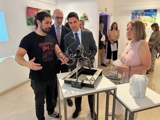 El consejero de Educación, Ciencia y Universidades, Emilio Viciana, en su visita a la Escuela de Arte La Palma, en el distrito de Centro de Madrid.