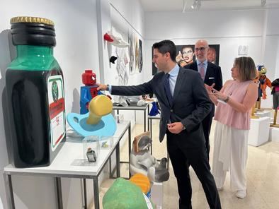 Viciana ha explicado que en la Comunidad de Madrid se pueden cursar 34 ciclos de las familias profesionales de Artes Aplicadas a la Indumentaria, al Libro y al Muro, Cerámica Artística, Comunicación Gráfica y Audiovisual, Diseño de Interiores e Industrial, Escultura, Esmaltes Artísticos y Joyería de Arte.