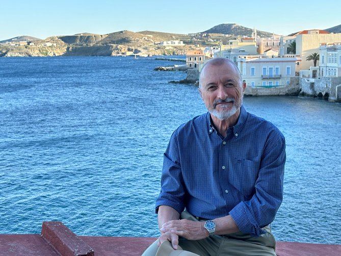 El escritor Arturo Pérez-Reverte publica el próximo 3 de septiembre 'Misión en París', la nueva entrega de su célebre saga protagonizada por el capitán Alatriste. Esta novela marca el retorno del espadachín Diego Alatriste y Tenorio, un personaje que ha cautivado a los lectores durante casi tres décadas. 