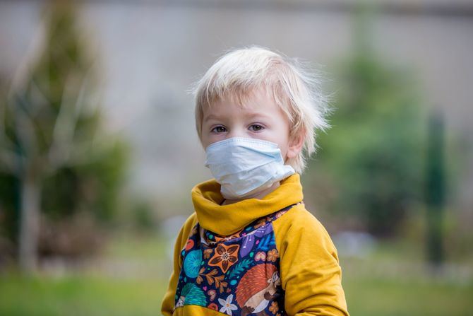 Los niños alérgicos tienen el mismo riesgo de contraer el Covid-19 que los que no lo son. Pero, los asmáticos deben extremar las precauciones, ya que en caso de contraer una infección respiratoria, pueden presentar crisis de broncoespasmo y otras complicaciones. 