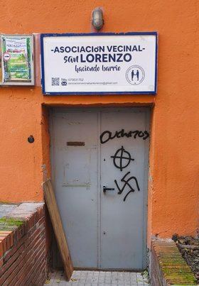 La Asociación Vecinal La Expansión de San Lorenzo, ha denunciado a través de sus redes sociales la aparición de 'pintadas de esvásticas' en su local, ubicado en el distrito de Hortaleza.