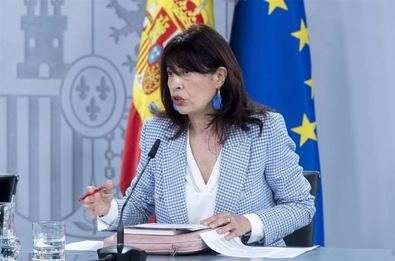 El Gobierno reafirma su compromiso con la igualdad real y efectiva para las personas LGTBI+, destacando avances legislativos y estrategias para combatir la LGTBIfobia. El texto ha sido aprobado a propuesta de la ministra de Igualdad, Ana Redondo; del ministro de Asuntos Exteriores, Unión Europea y Cooperación, José Manuel Albares; del ministro de Presidencia, Justicia y Relaciones con las Cortes, Félix Bolaños; del ministro de Interior, Fernando Grande-Marlaska, y de la ministra de Inclusión, Seguridad Social y Migraciones, Elma Saiz.