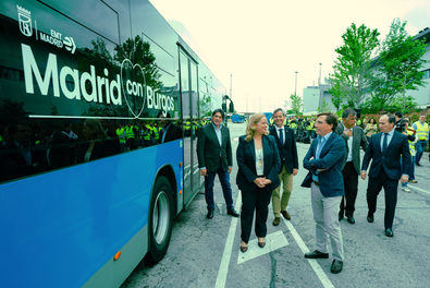 El alcalde de Madrid, José Luis Martínez-Almeida, acompañado por el delegado de Urbanismo, Medio Ambiente y Movilidad, Borja Carabante, y el concejal de Hortaleza, David Pérez, han recibido hoy, en el Centro de Operaciones de Sanchinarro de EMT Madrid, a la alcaldesa de Burgos, Cristina Ayala Santamaría.