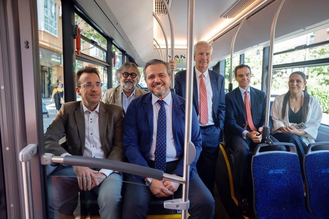 El consejero de Vivienda, Transportes e Infraestructuras, Jorge Rodrigo, ha comprobado este viernes el funcionamiento del nuevo método de pago, en un recorrido en la Línea 480, que enlaza Leganés y el Intercambiador de plaza Elíptica, operada por el Grupo Ruiz.