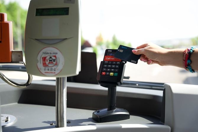 Dentro de todo el sistema de transportes de la Comunidad de Madrid, la EMT ya tiene implantado este método, y Metro está trabajando para que se pueda pagar con tarjeta en sus tornos a partir del próximo año.
