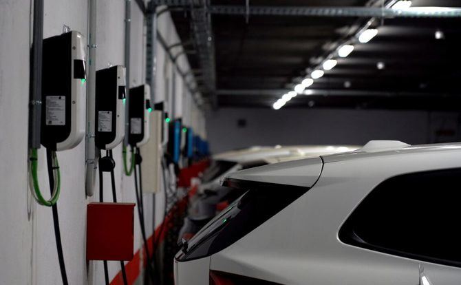 Desde este lunes, 20 de abril, ya se pueden solicitar las ayudas para la compra de vehículos particulares, instalaciones térmicas e infraestructuras de recarga eléctrica. Todas ellas se enmarcan en las Ayudas Cambia 360, una herramienta clave del Ayuntamiento de Madrid para seguir reduciendo las emisiones contaminantes.