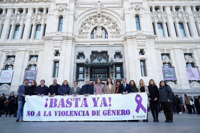 La corporacióon municipal del Ayuntamiento de Madrid, durante el acto institucional de 25N ante el Palacio de Cibeles, en 2023.