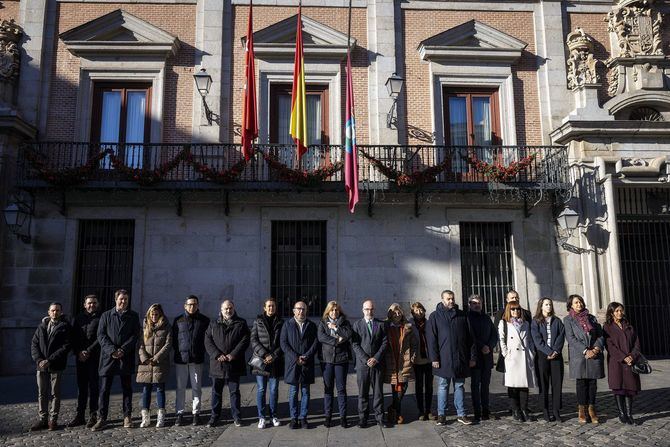 La vicealcaldesa de Madrid y alcaldesa en funciones, Inma Sanz, junto a otros miembros del Gobierno municipal y representantes de los grupos políticos, ha presidido este martes un minuto de silencio en la plaza de la Villa, como muestra de repulsa por el asesinato machista de la vecina de Usera.