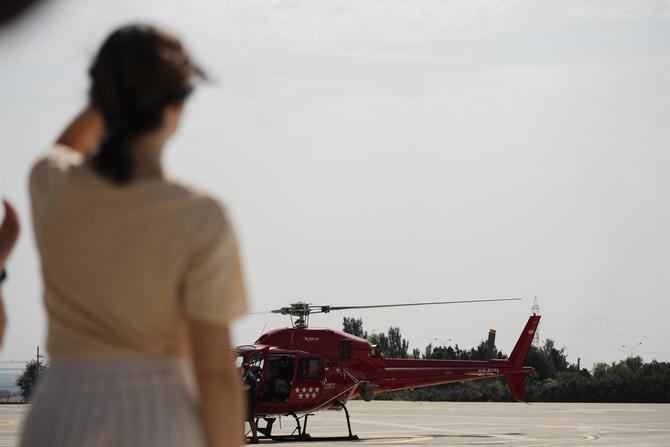 Ayuso ha recordado que la Comunidad de Madrid ha enviado un helicóptero a las provincias de León y Cáceres, que los bomberos de la región están luchando contra el fuego en la provincia de Ávila o que han enviado maquinaria pesada a Salamanca.