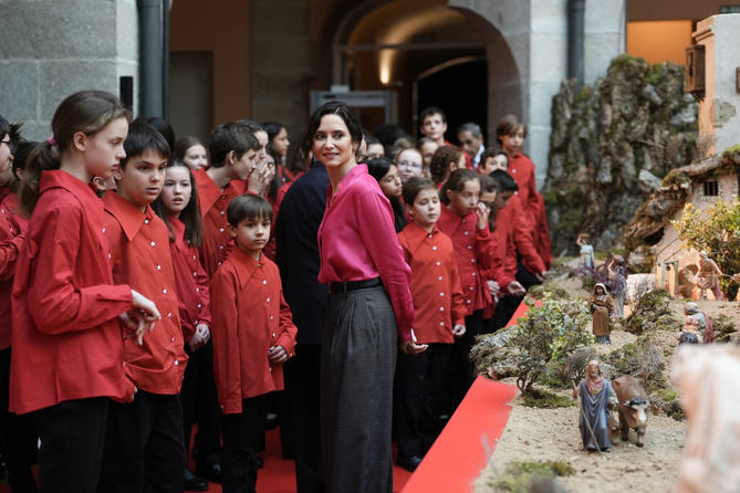 Sobre una extension de 132 metros cuadrados se podran contemplar mas de 500 figuras de los principales escultores belenistas Jose Luis Mayo, Jesus Ramirez Turpin o Montserrat Ribes. La Presidenta ha animado a los madrilenos y turistas a visitar el Nacimiento de la sede del Gobierno regional: “En este edificio se respira autentica Navidad”.