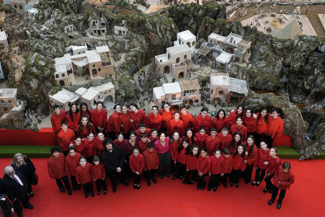 La presidenta de la Comunidad de Madrid, Isabel Diaz Ayuso, ha inaugura el Belen de la Real Casa de Correos, que este ano revive la Huida a Egipto de la Sagrada Familia bajo un cielo de 60.000 estrellas y en el que se recrean los templos de Debod y Abu Simbel.
