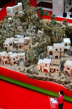 El montaje se presenta como una experiencia 360o, que el visitante puede rodear al completo para descubrir al detalle cada una de las piezas y escenas que lo conforman.