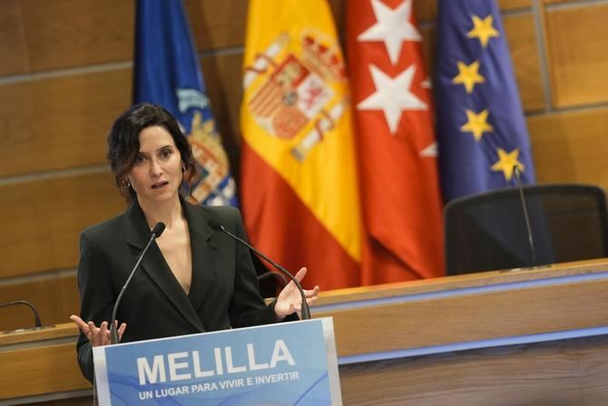 La presidenta de la Comunidad de Madrid, Isabel Díaz Ayuso, ha participado en la clausura del foro 'Melilla, un lugar para vivir e invertir, una puerta al comercio exterior', organizado por el Gobierno melillense.