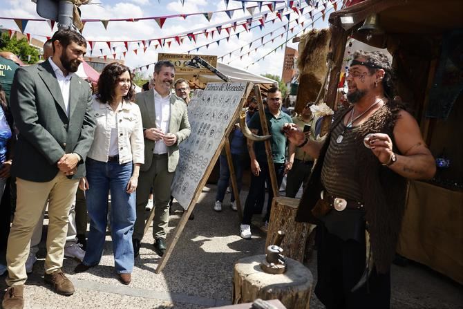 La presidenta de la Comunidad de Madrid, Isabel Díaz Ayuso, ha animado este viernes a visitar la Gran Feria Medieval de El Álamo, que cumple su XXIX edición coincidiendo con el décimo aniversario de su declaración como Fiesta de Interés Turístico Regional.