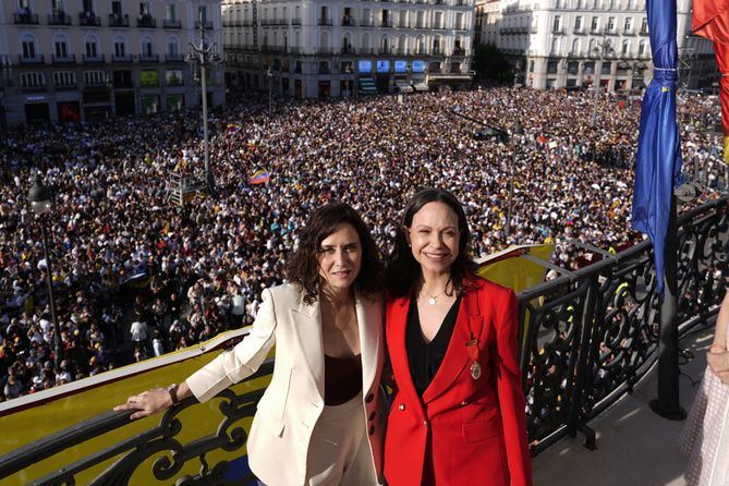 Ayuso y María Corina Machado, acompañadas de la hija de Edmundo González, Carolina, han salido al balcón de la Real Casa de Correos, 'la casa de la libertad' y que ya ha sido en anteriores ocasiones escenario para reinvindicaciones libertarias en latinoamérica, según la presidenta.