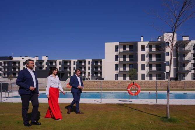 La presidenta de la Comunidad de Madrid, Isabel Díaz Ayuso, durante su visita este verano a una nueva promoción de 354 viviendas en el municipio de Tres Cantos, en el marco del Plan de referencia VIVE.