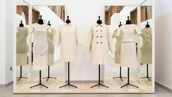 La exposición actual reúne documentación original, lienzos elaborados a partir de patrones auténticos de la casa Balenciaga y piezas cedidas por el Museo Cristóbal Balenciaga.