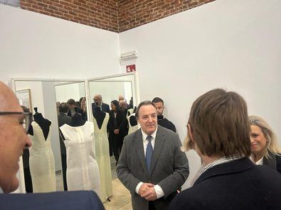 El concejal Jaime González Taboada ha asistido a la inauguración de esta muestra que recupera una exhibición de 1995 por el centenario del nacimiento del modista
