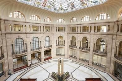 Esta iniciativa permite a madrileños y visitantes recorrer espacios normalmente inaccesibles y descubrir detalles arquitectónicos y artísticos que rara vez se muestran fuera de círculos institucionales.