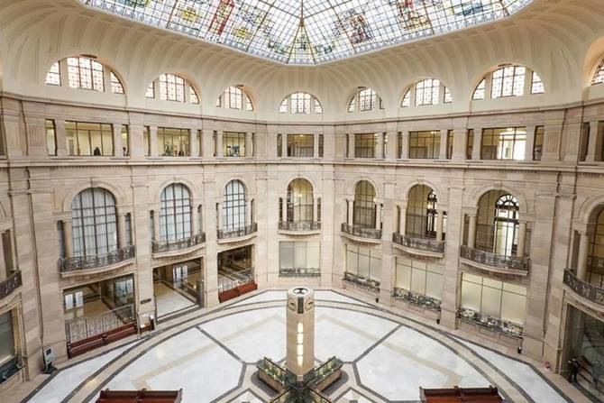 Esta iniciativa permite a madrileños y visitantes recorrer espacios normalmente inaccesibles y descubrir detalles arquitectónicos y artísticos que rara vez se muestran fuera de círculos institucionales.