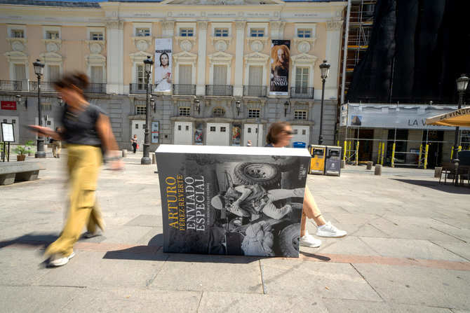 Madrid celebra la cuarta edición de 'Siéntate a leer' con 26 nuevos banco-libros dedicados a grandes autores, que podrán visitarse hasta el 15 de junio, fecha en la que la iniciativa se despedirá coincidiendo con el final de la Feria del Libro de Madrid.