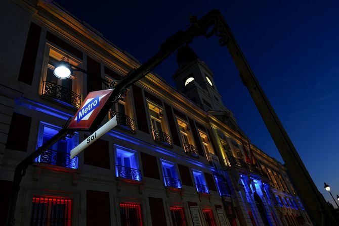 La Comunidad de Madrid ilumina este viernes y sábado la fachada de la Real Casa de Correos con los colores de la bandera de Venezuela, como muestra de solidaridad tras los devastadores terremotos que asolaron al país sudamericano el miércoles.