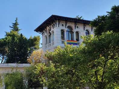 El balcón de la Junta de Hortaleza luce una pancarta con los colores del Orgullo LGTBI+.