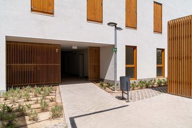 Los futuros adjudicatarios de Iberia Loreto 1 nunca pagarán por estas viviendas más del 30 % de los ingresos de su unidad familiar, con rentas que van desde los 700 euros a los 1.000 mensuales, aproximadamente, para pisos de dos y tres dormitorios y garaje.
