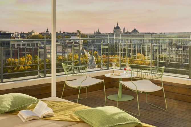 Mientras el eclipse transforma el cielo sobre Madrid, los asistentes podrán seguir disfrutando del ambiente exclusivo de la velada con una segunda bebida incluida, contemplando el espectáculo desde uno de los mejores miradores de la ciudad.