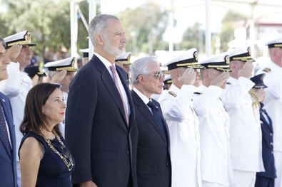 A su llegada, Don Felipe fue recibido por el embajador de los Estados Unidos de América en España, Benjamin León; el delegado del Gobierno en Andalucía, Pedro Fernández; el alcalde de Rota, José Javier Ruiz; el almirante de la Flota, José Enrique Delgado; la consejera de Cultura, Patrimonio Histórico y Deporte de la Junta de Andalucía, Patricia del Pozo; así como por autoridades civiles y militares españolas y estadounidenses.