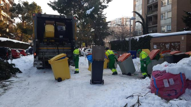 El servicio de recogida de basuras retira de las calles 850 toneladas de las 9.000 acumuladas desde el 8 de enero