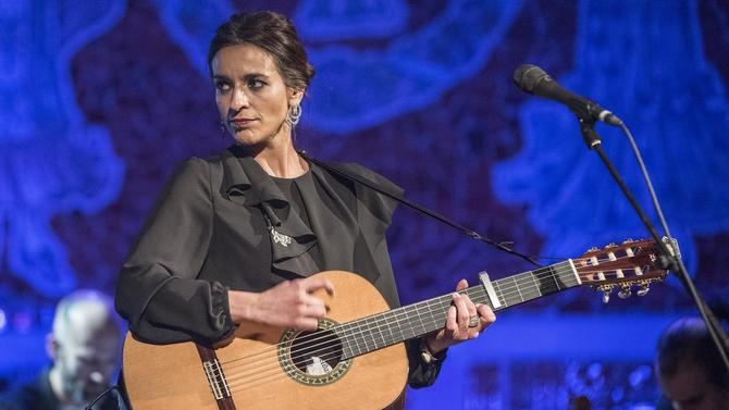 María Nieves Rebolledo Vila, conocida artísticamente como Bebe o Bebe Rebolledo, fue protagonista en 2019 de la primera sentencia en España que anulaba el contrato entre un artista y la compañía con la que trabaja. La cantante ganaba el pleito que interpuso el sello Trovador Ediciones S.L. por incumplimiento de contrato. La sentencia dictaba que el contrato firmado en 2003 con la editora era “nulo de pleno derecho”. El contrato contenía cláusulas abusivas impuestas por la compañía, donde se le exigían cinco álbumes en un máximo de 10 años.