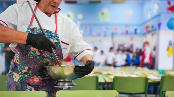 La Consejería de Educación, Ciencia y Universidades invertirá 68 millones en estas becas a alumnos de Educación Infantil, Primaria y Secundaria Obligatoria escolarizados en centros públicos cuyas familias tengan una renta per cápita que no supere los 8.400 euros anuales.
