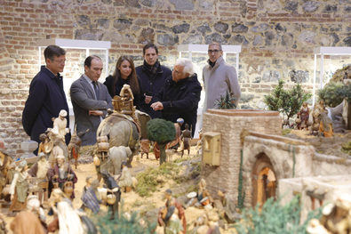 El delegado de Urbanismo, Medio Ambiente y Movilidad, Borja Carabante, acompañado por el concejal delegado de Limpieza y Zonas Verdes, José Antonio Martínez Páramo, y la concejala de Retiro, Andrea Levy, ha inaugurado esta exposición que abre sus puertas hasta el 8 de enero.