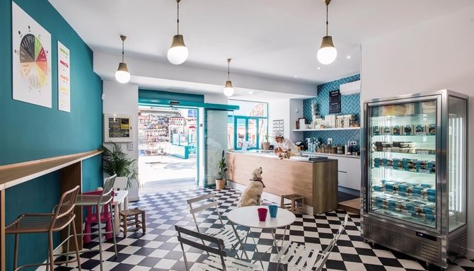 En concreto, con estos más de 300 nuevos 'Soletes' de la decimocuarta edición, en la que se estrenan los establecimientos en Andorra, supera ya los 5.000 distintivos amarillos, donde figuran cafeterías, bares, restaurantes y terrazas, así como vinotecas, coctelerías y heladerías.