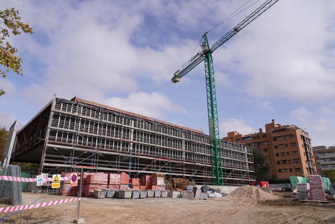 La nueva biblioteca municipal del Ensanche de Carabanchel, cuya obras finalizarán este verano, contará con auditorio, sala de ensayo, espacio multiusos y área de autopréstamo, entre otras dependencias, y responde a la demanda ciudadana de esta zona dado el crecimiento del PAU de Carabanchel.