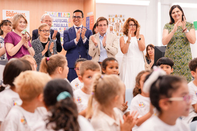 El alcalde de Madrid, José Luis Martínez-Almeida, acompañado por la delegada de Cultura, Turismo y Deporte, Marta Rivera de la Cruz; la delegada de Obras y Equipamientos, Paloma García Romero, y el concejal de Villaverde, Orlando Chacón, durante la inauguración de la Biblioteca Pública Municipal Francisco Umbral, un nuevo equipamiento cultural situado en el barrio de Butarque del distrito de Villaverde. 