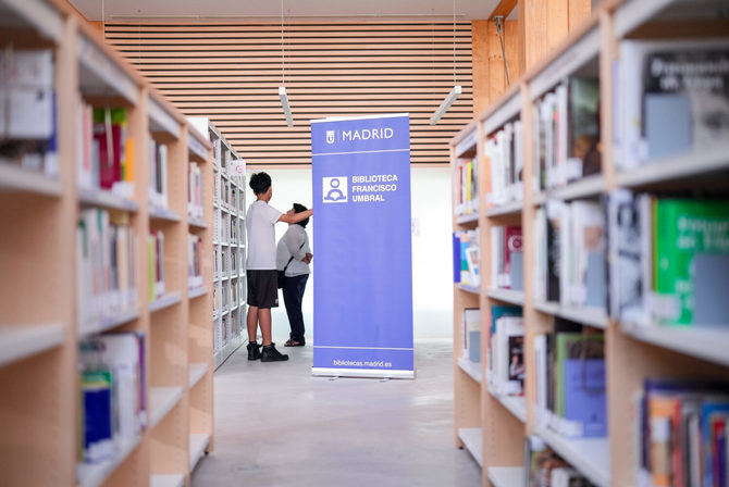 El nuevo espacio dispone de 776 m², 146 puestos de lectura y 18 de acceso a internet, zonas infantiles y polivalentes, además de servicios de accesibilidad, como lector de pantalla y bucle magnético.