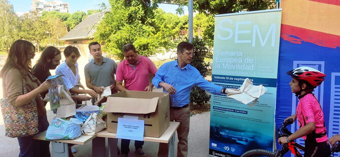 El concejal del distrito, José Antonio Martínez Páramo, ha dado la bienvenida a los participantes al final del circuito, donde ha entregado a los niños un obsequio de recuerdo de la jornada.
