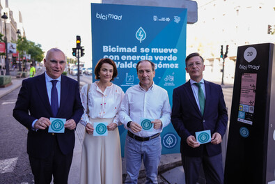 El delegado de Urbanismo, Medio Ambiente y Movilidad, Borja Carabante, en la presentación del nuevo distintivo que lucirán las estaciones de bicimad.
