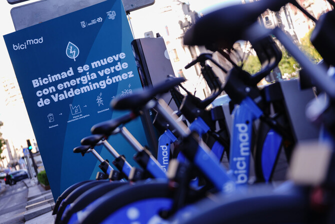 EMT Madrid ha adquirido certificados de garantía de origen renovable para la energía eléctrica suministrada a las estaciones de bicimad, lugar natural de carga de las bicicletas.
