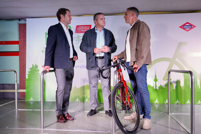 El consejero Jorge Rodrigo y el campeon navarro Miguel Indurain han inaugurado este viernes un nuevo 'aparcabicis' en la estacion de Metro de Ciudad Universitaria