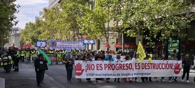 La movilización, que está vez recorrerá las calles de Tres Cantos, insistirá en el lema 'Ni tan grande, ni tan cerca', con el que reclaman que se tengan en cuenta los posibles impactos sobre el territorio, la calidad del aire, el tráfico pesado y la calidad de vida de los vecinos.