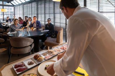 La delegada de Cultura, Marta Rivera de la Cruz, ha asistido a la demostración culinaria protagonizada por el chef, en el restaurante La Tasquería, en el distrito de Chamartín.
