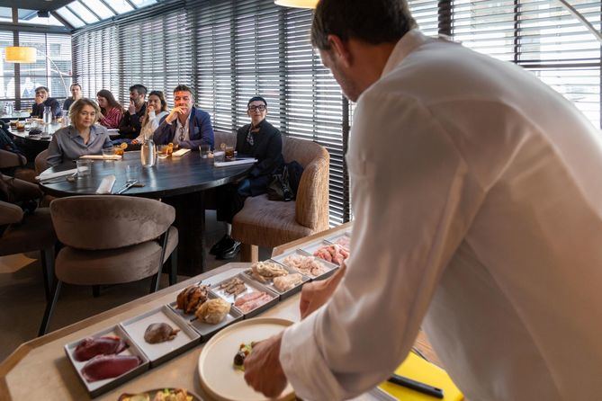 La delegada de Cultura, Marta Rivera de la Cruz, ha asistido a la demostración culinaria protagonizada por el chef, en el restaurante La Tasquería, en el distrito de Chamartín.