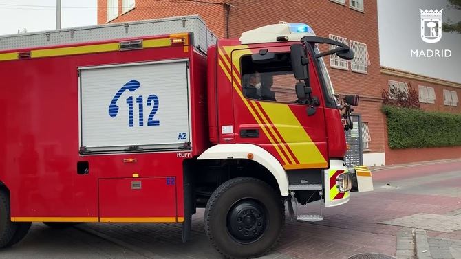 Bomberos de Madrid da apoyo a sus compañeros de SAMUR-Protección Civil en la descontaminación de los intervinientes que trasladan en ambulancias, hasta los hospitales.